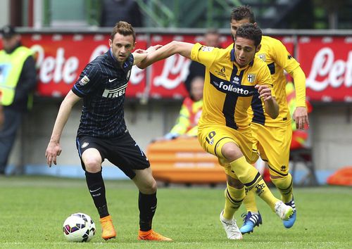 Ishak Belfodil (dreapta, în galben), fost la Lyon, Bologna, Parma și Inter, foto: Guliver/gettyimages