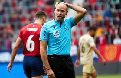 Unul dintre cei mai controversați arbitri s-a retras! A plâns și a fost aplaudat