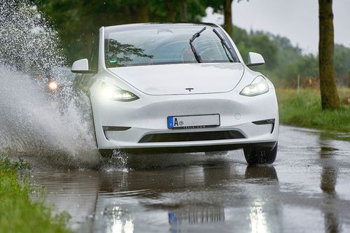 Tesla a rechemat în service peste 125.000 de vehicule. Foto: Imago Images