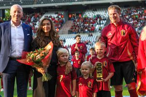 Moment special înainte de Belgia - Muntenegru » Kevin De Bruyne, premiat sub privirile frumoasei soții Michele Lacroix