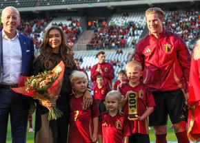 Moment special înainte de Belgia - Muntenegru » Kevin De Bruyne, premiat sub privirile soției Michele