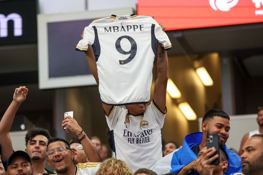 Fanii lui Real Madrid sunt pregătiți să-l întâmpine pe noul star blanco Kylian Mbappe / Foto: Imago