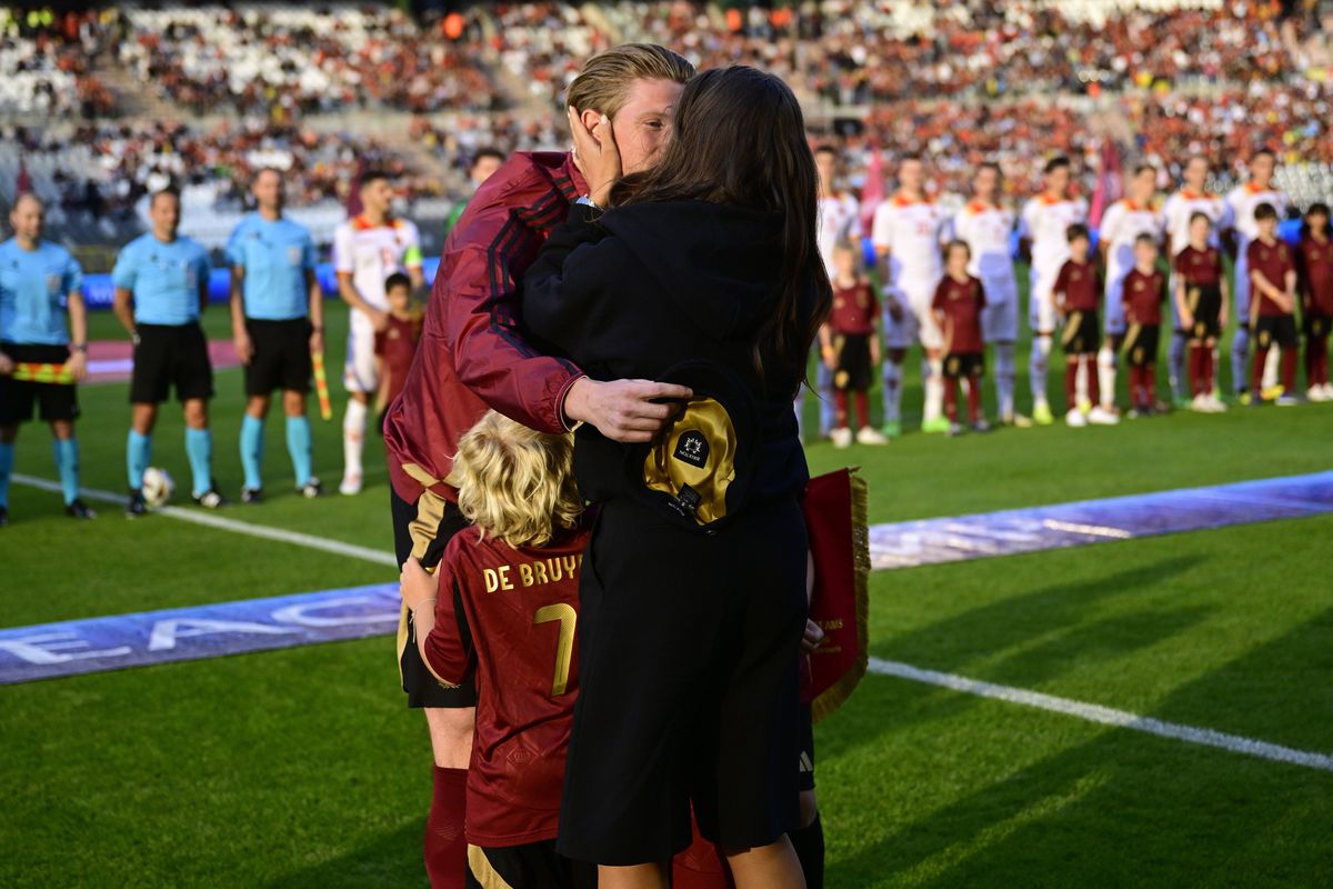 Moment special înainte de Belgia - Muntenegru » Kevin De Bruyne, premiat sub privirile soției Michele