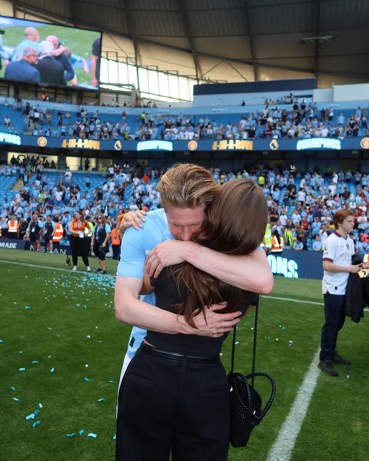 Moment special înainte de Belgia - Muntenegru » Kevin De Bruyne, premiat sub privirile soției Michele