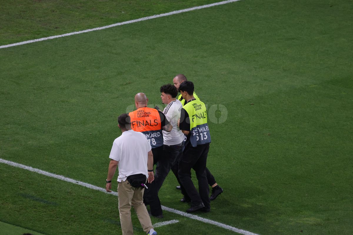 Suporter pe teren după Spania - Franța