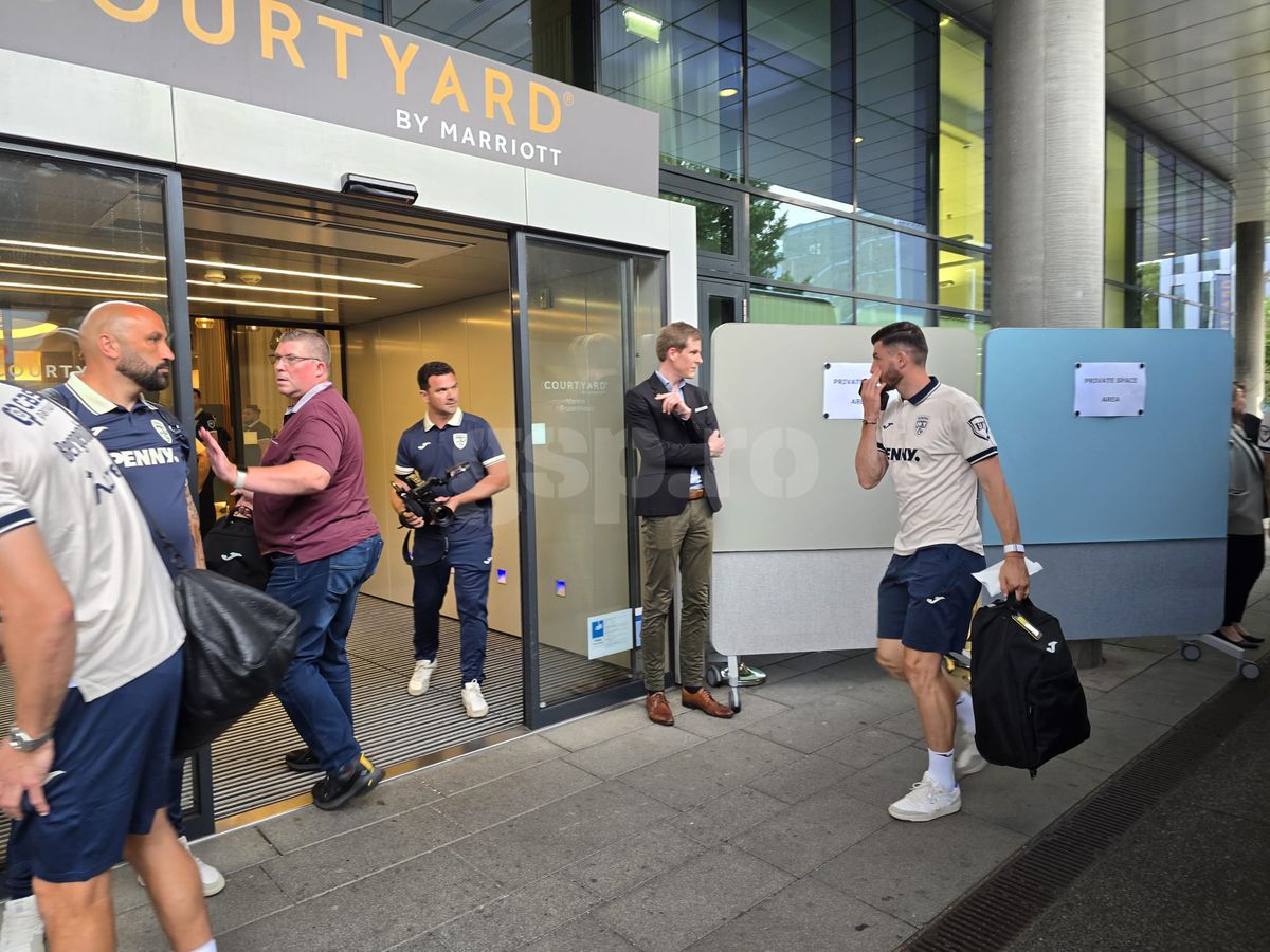 Exces de zel și tensiuni la sosirea echipei naționale a României la Viena » De ce era să escaladeze situația