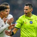 Arbitrul Maurizio Mariani, în dialog cu Di Lorenzo (Napoli) / Foto: Imago