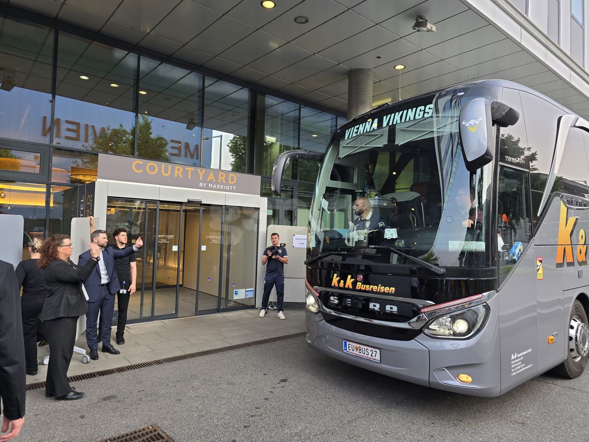 Exces de zel și tensiuni la sosirea echipei naționale a României la Viena » De ce era să escaladeze situația