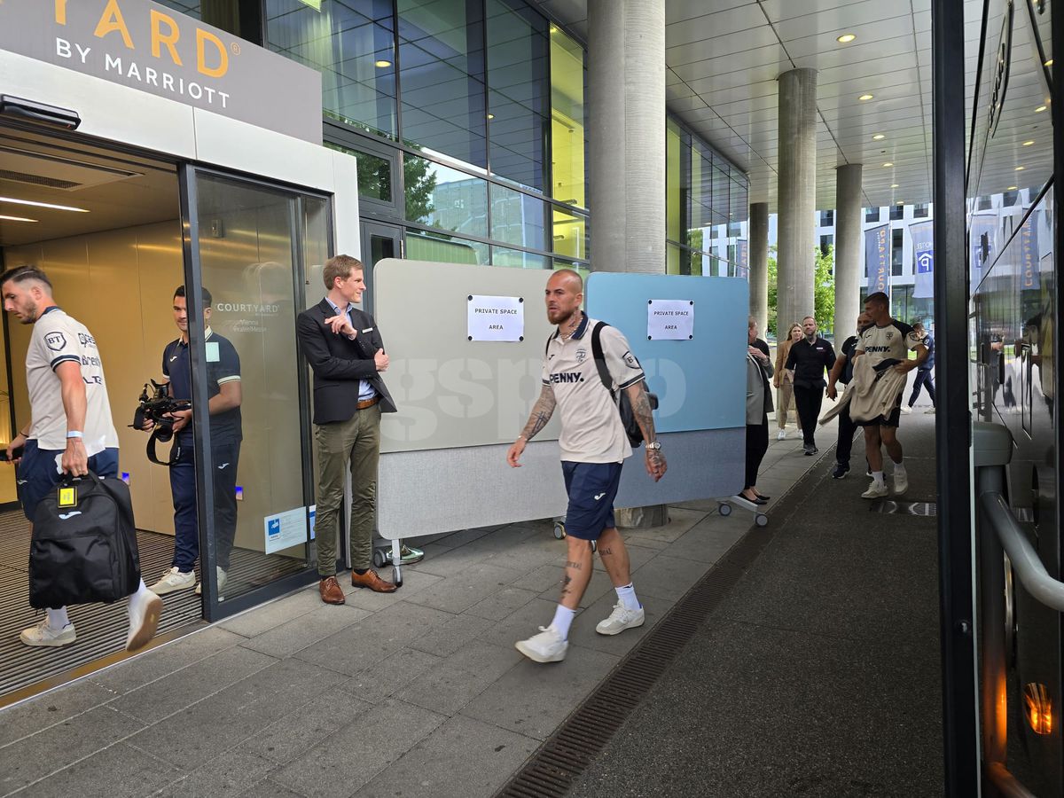 Exces de zel și tensiuni la sosirea echipei naționale a României la Viena » De ce era să escaladeze situația