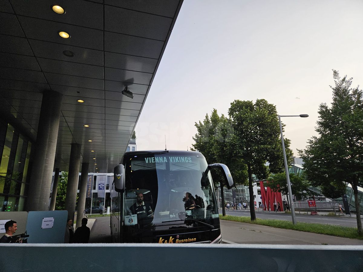 Exces de zel și tensiuni la sosirea echipei naționale a României la Viena » De ce era să escaladeze situația