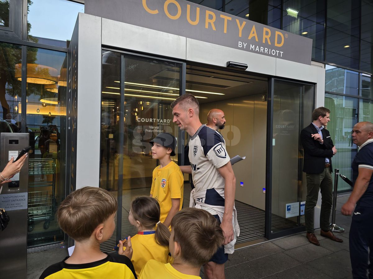 Exces de zel și tensiuni la sosirea echipei naționale a României la Viena » De ce era să escaladeze situația