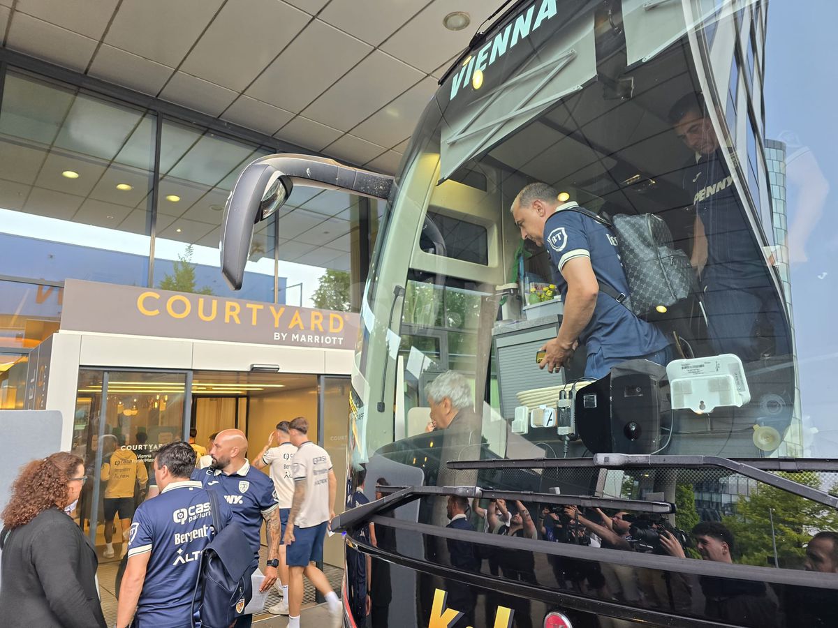 Exces de zel și tensiuni la sosirea echipei naționale a României la Viena » De ce era să escaladeze situația