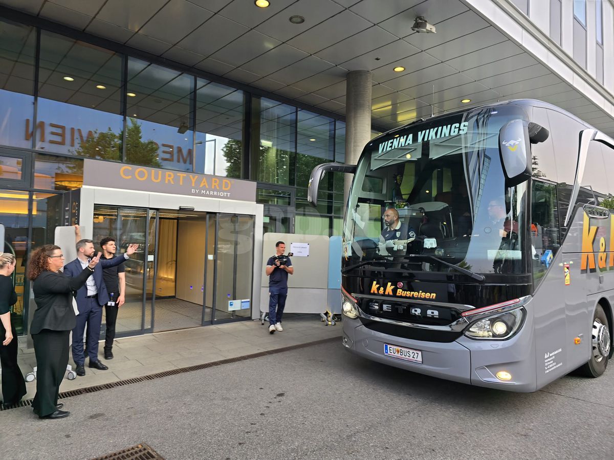 Exces de zel și tensiuni la sosirea echipei naționale a României la Viena » De ce era să escaladeze situația