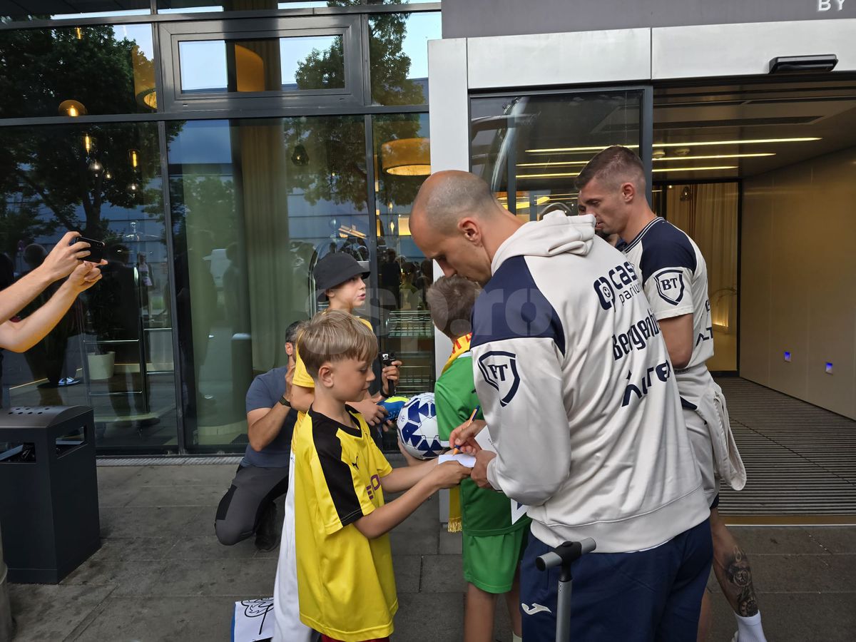 Exces de zel și tensiuni la sosirea echipei naționale a României la Viena » De ce era să escaladeze situația