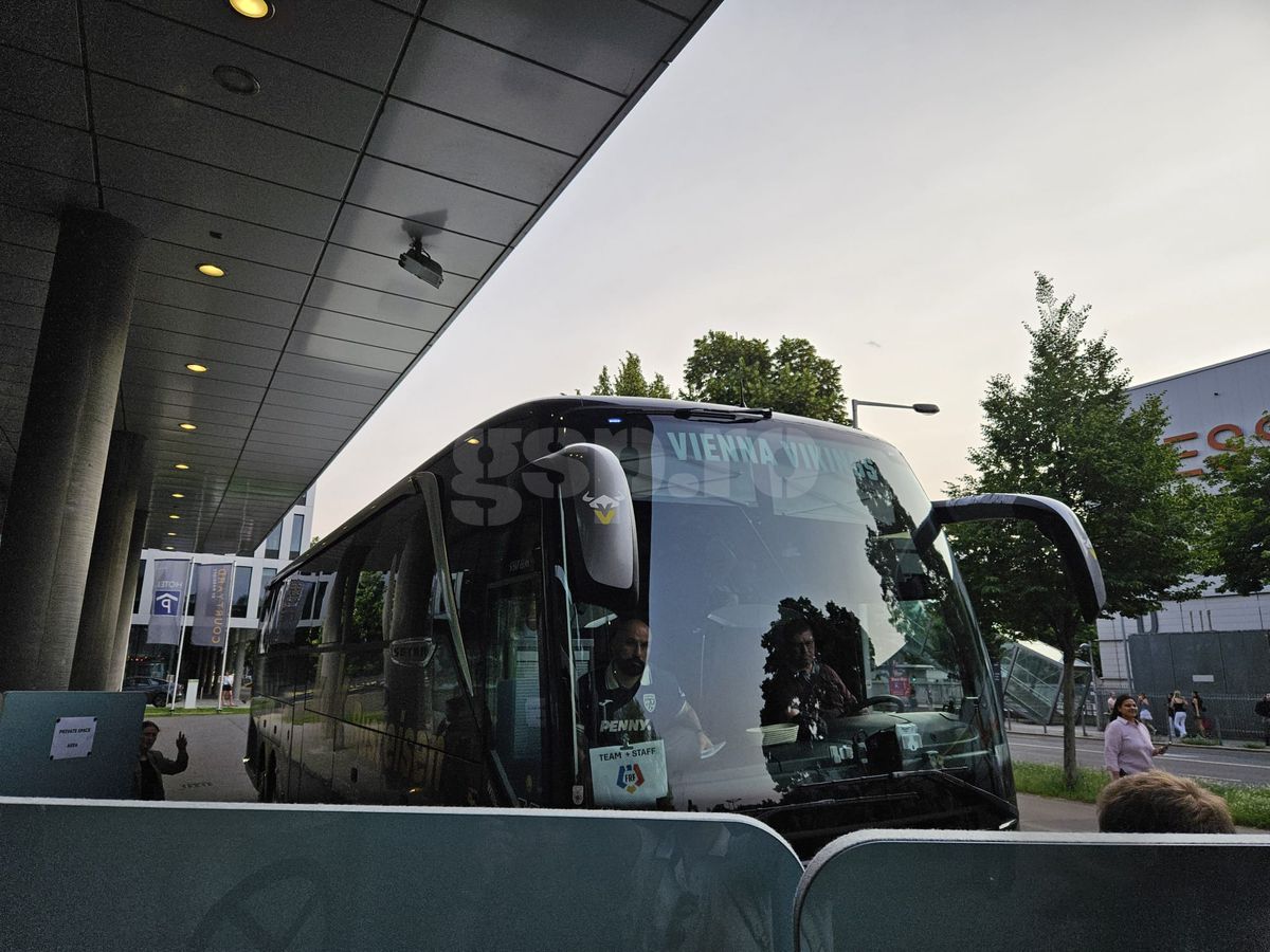 Exces de zel și tensiuni la sosirea echipei naționale a României la Viena » De ce era să escaladeze situația