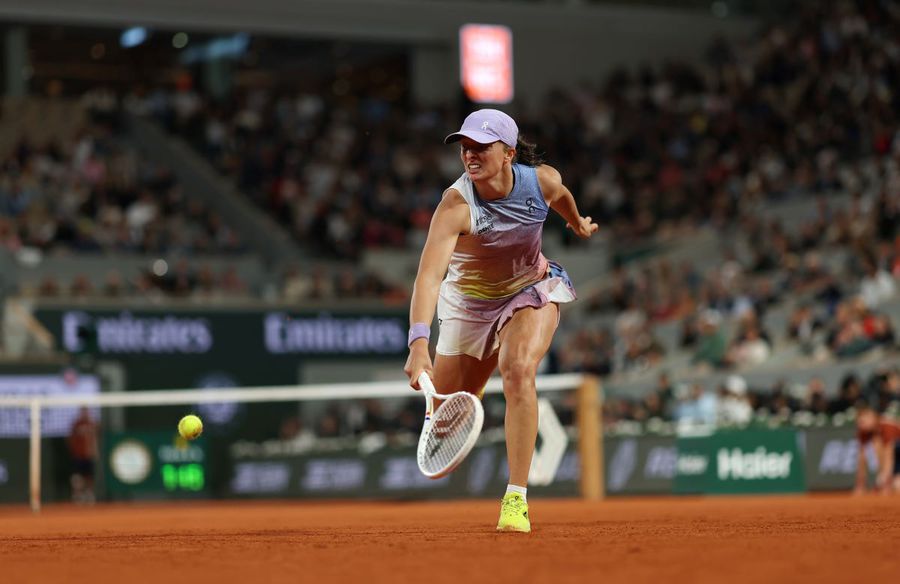 Iga Swiatek alergând după o minge în semifinala cu Aryna Sabalenka de la Roland Garros 2025 Foto: Guliver/GettyImages Iga Swiatek, primele reacții după înfrângerea din semifinale: „Nu nu am putut să ripostez”