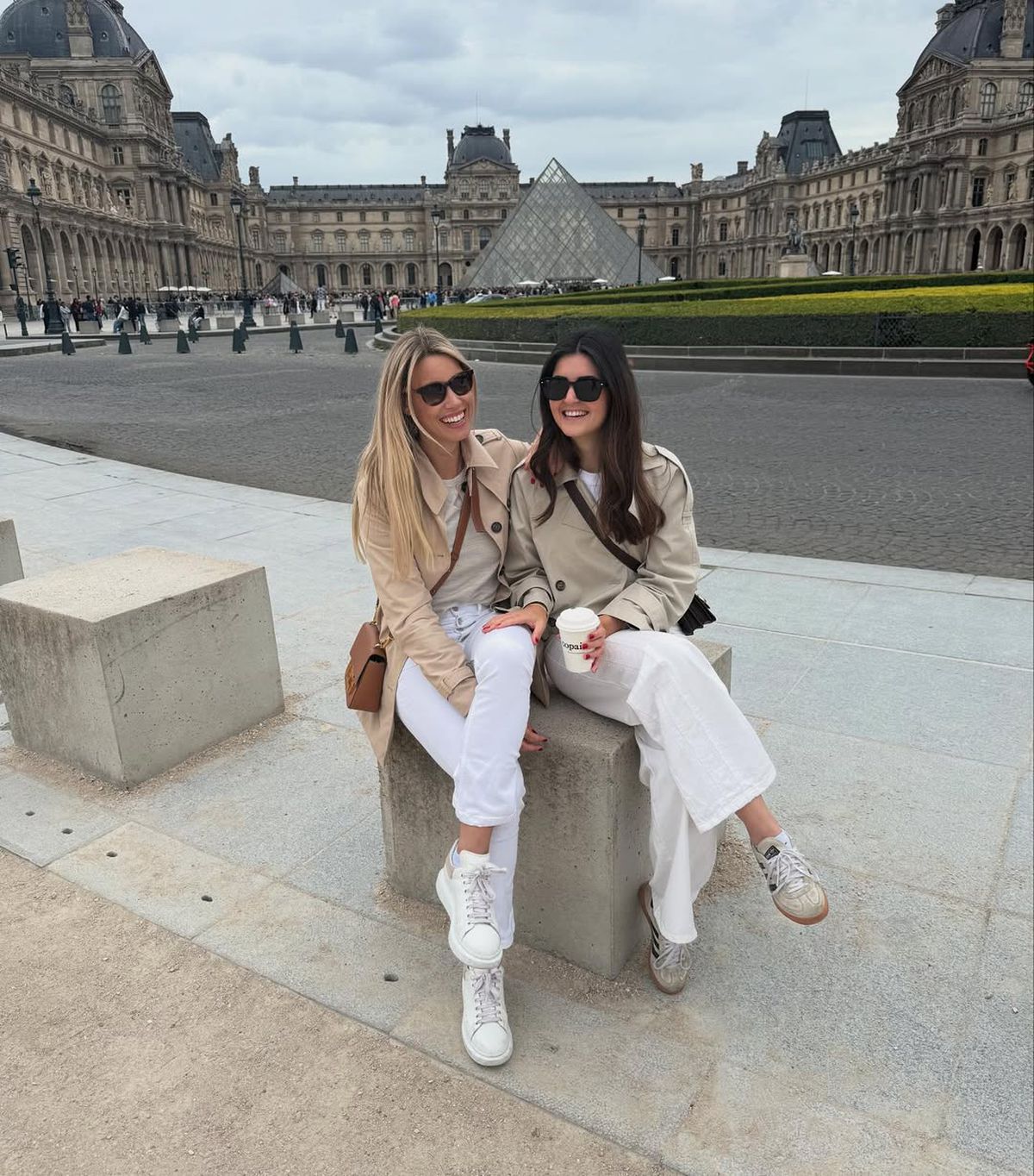 Maribel Nadal s-a fotografiat cu Novak Djokovic și Roger Federer la Roland Garros