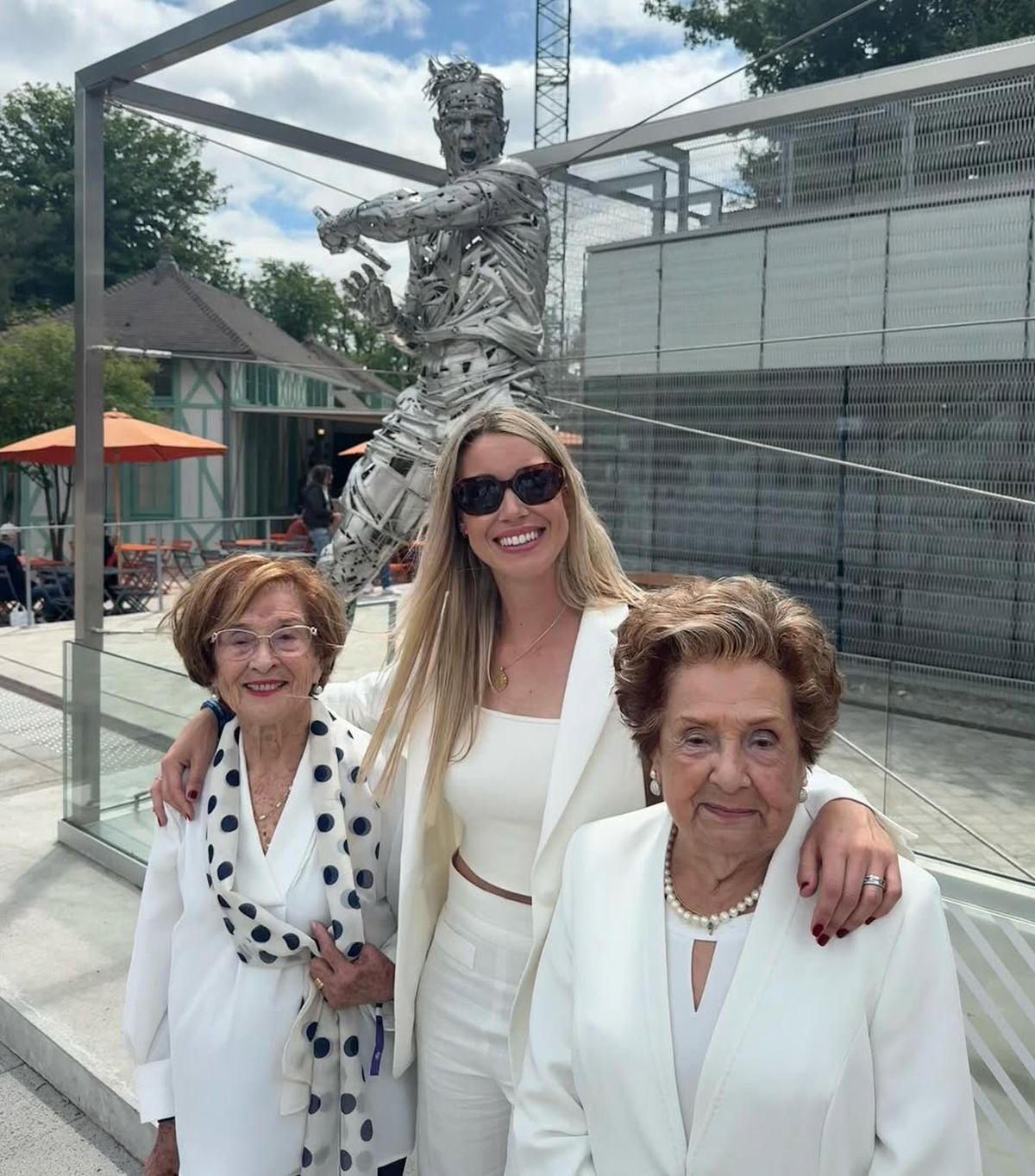 Maribel Nadal s-a fotografiat cu Novak Djokovic și Roger Federer la Roland Garros