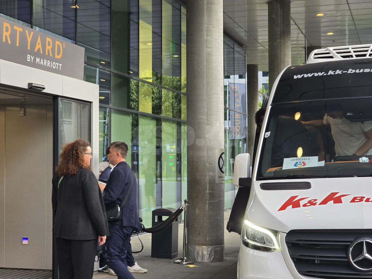 Exces de zel și tensiuni la sosirea echipei naționale a României la Viena » De ce era să escaladeze situația