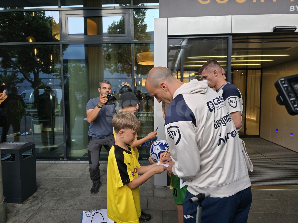 Exces de zel și tensiuni la sosirea echipei naționale a României la Viena » De ce era să escaladeze situația