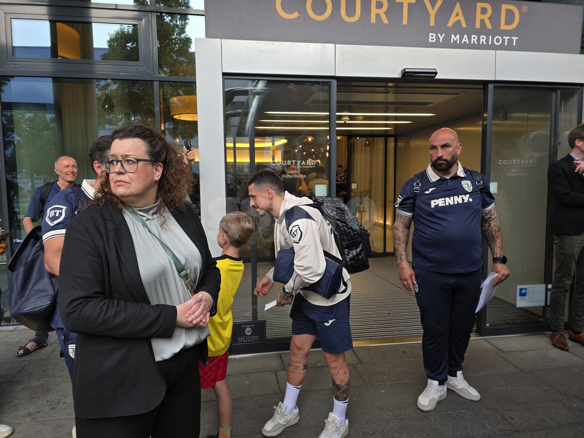 Exces de zel și tensiuni la sosirea echipei naționale a României la Viena » De ce era să escaladeze situația