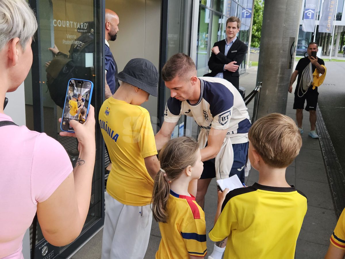 Exces de zel și tensiuni la sosirea echipei naționale a României la Viena » De ce era să escaladeze situația