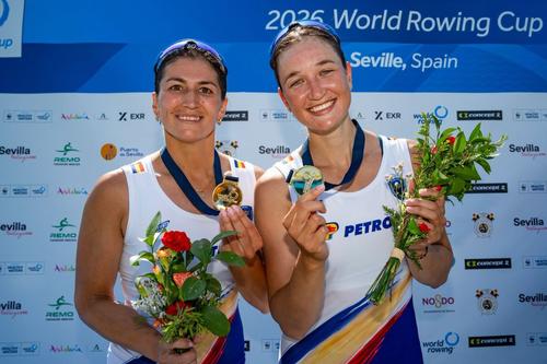 Ancuța Bodnar și Simona Radiș cu medalia de aur de la Cupa Mondială Sevilla 2026 Foto: FR Canotaj