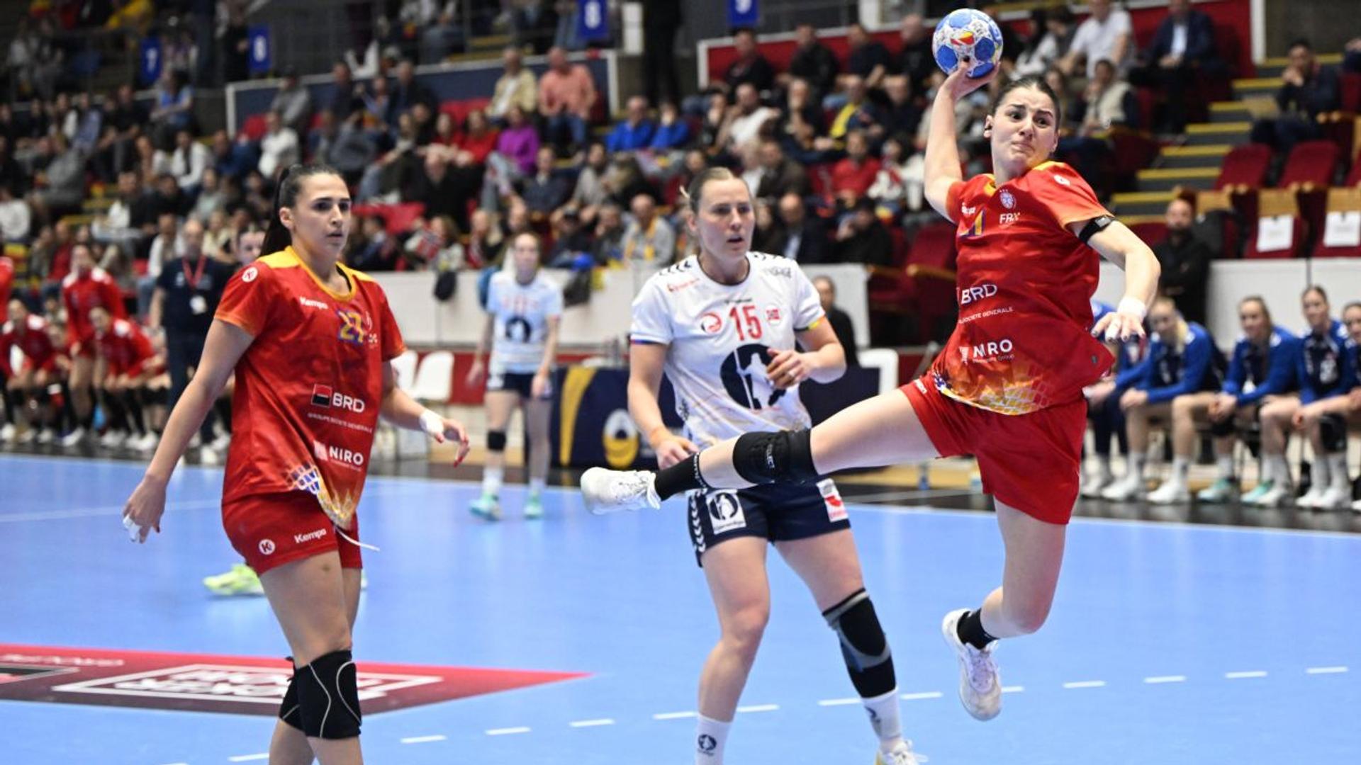 Jucătoare de handbal feminin România în acțiune în Sala Polivalentă din București la EHF Euro Cup Finals organizat de Federația Română de Handbal | sursa foto: Gazeta Sporturilor