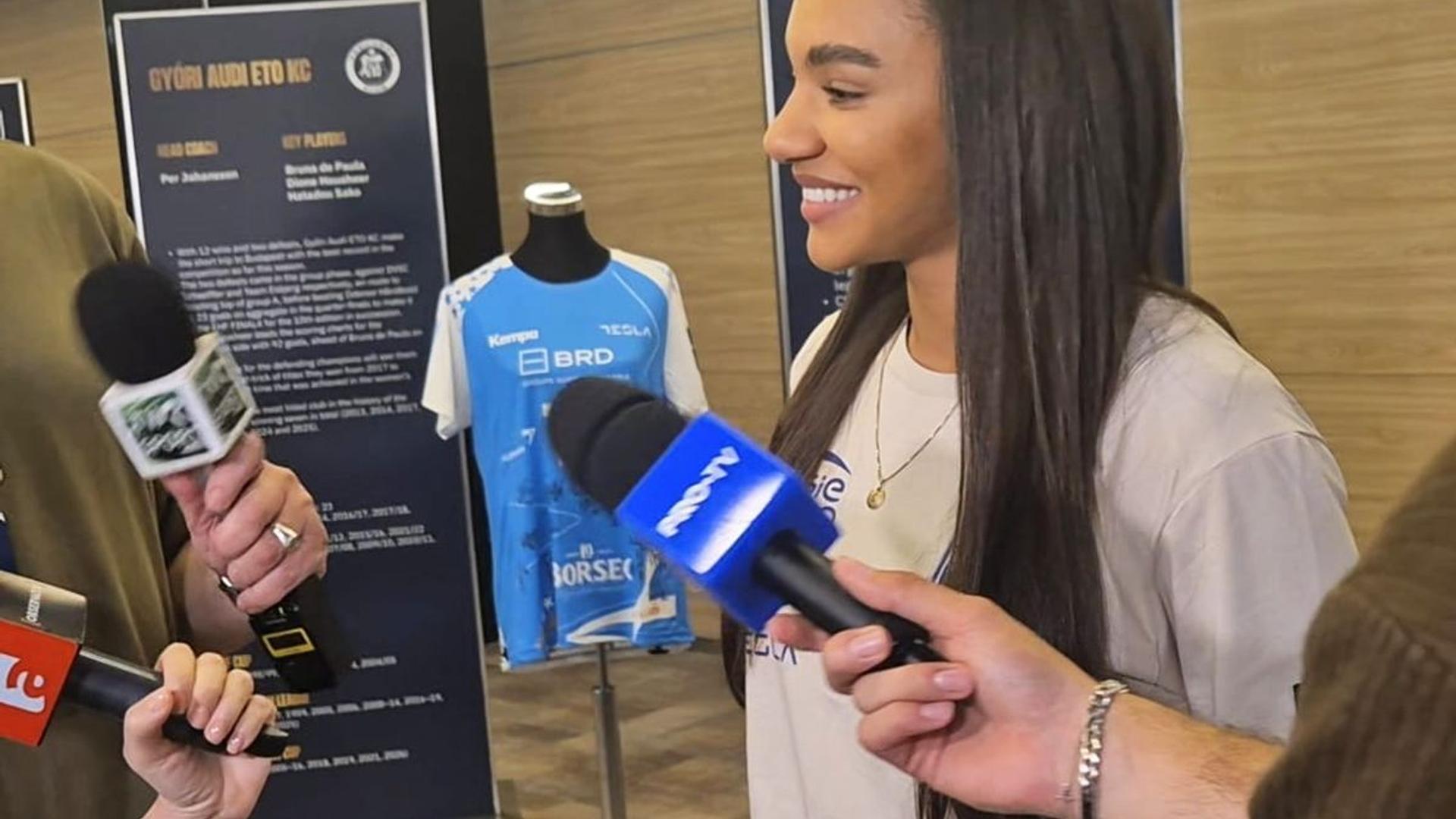 Elizabeth Omoregie în echipamentul CSM București, pregătindu-se pentru Final Four Liga Campionilor, Cristina Neagu absentă în fundal | sursa foto: Gazeta Sporturilor