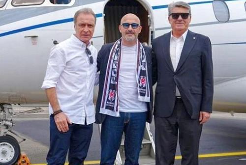 Vincenzo Italiano (48 de ani) a plecat după doi ani petrecuți la Bologna și a fost așteptat cu fularul lui Beșiktaș la aterizarea la Istanbul / Foto: Sporx