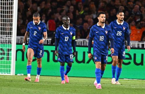 „Cocoșii” Franței, cu capetele plecate după 1-2 cu ivorienii / Foto: Imago