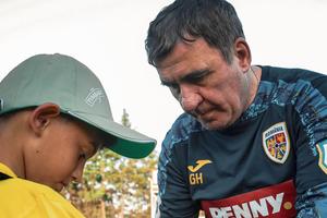 Detaliul tactic care îl dă de gol pe Gică Hagi înaintea amicalului cu Țara Galilor » Ce a făcut selecționerul la antrenamentul oficial