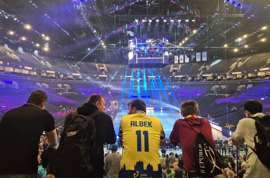 Fanii tuturor echipelor participante în Final Four au scandat împreună vineri Clipul de 18 secunde din Budapesta