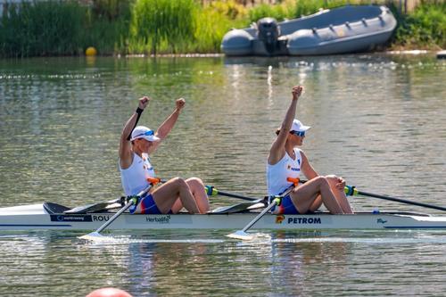 Ancuța Bodnar și Simona Radiș după victoria în etapa de Cupă Mondială de la Sevilla Foto: FR Canotaj