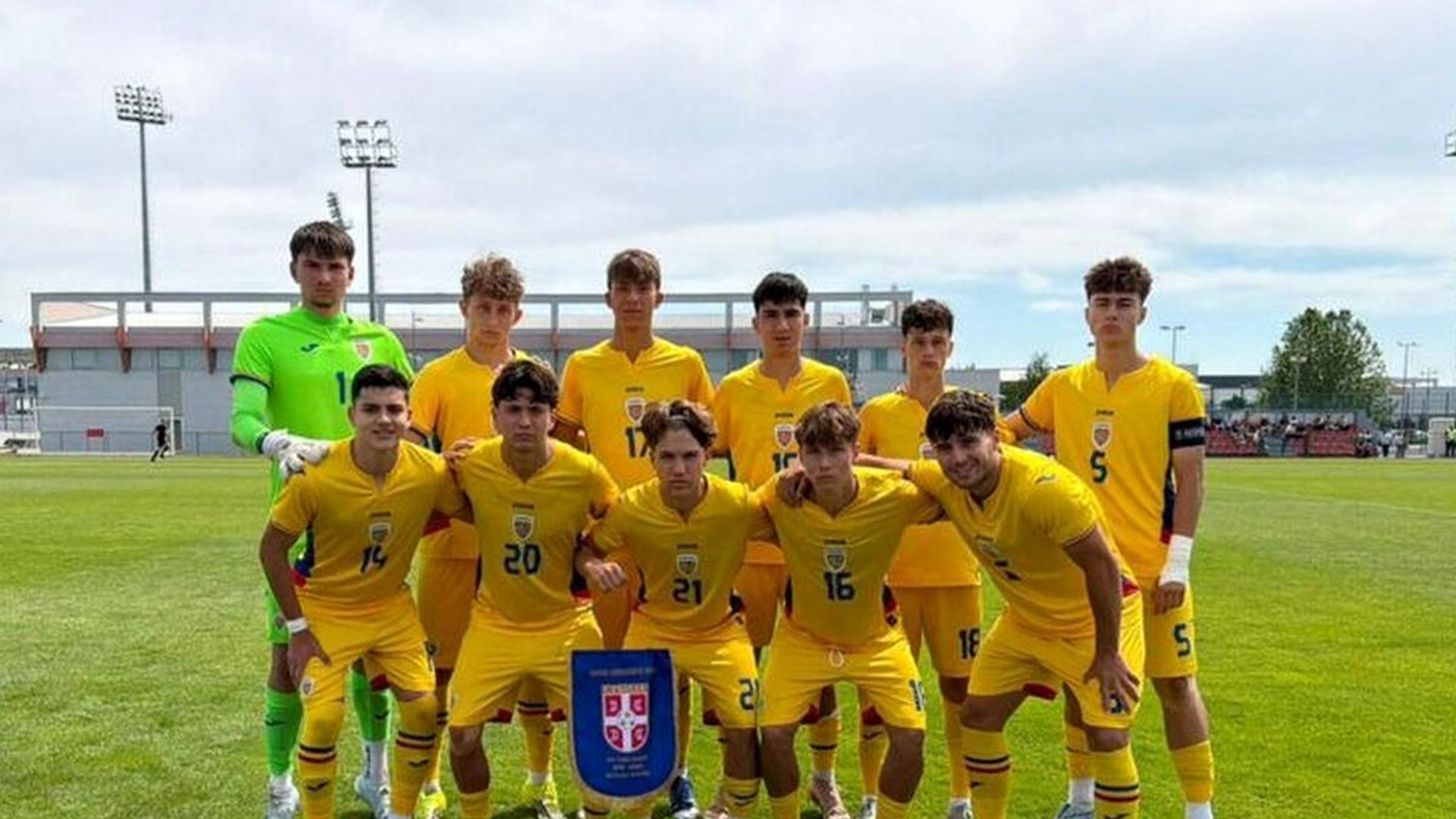 Jucători România U17 în acțiune pe teren în amicalul fotbal cu Serbia, pregătiri pentru Cupa Mondială U17 din Qatar. | sursa foto: Gazeta Sporturilor