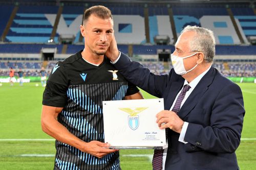 Ștefan Radu a fost premiat de președintele lui Lazio. foto: Guliver/Getty Images