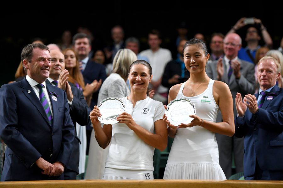 Monica Niculescu și Hao-ching Chan cu trofeele de finaliste în 2017 FOTO Guliver/GettyImages Wimbledon se joacă pe GSP.ro » Monica Niculescu și poveștile adunate în 12 participări: „Totul e magnific acolo!”