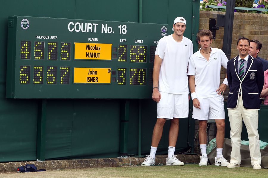 John Isner și Nicolas Mahut la finalul maratonului din 2010 FOTO Guliver/GettyImages Wimbledon se joacă pe GSP.ro » Monica Niculescu și poveștile adunate în 12 participări: „Totul e magnific acolo!”