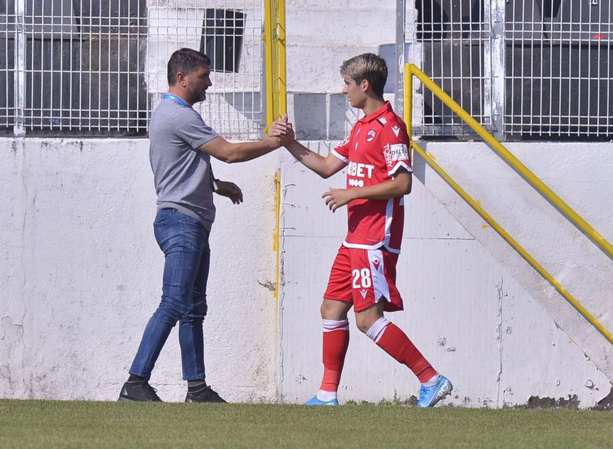 Vali Lazăr, schimb de înjurături cu un fan după meciul Clinceni - Dinamo 1-3: „Vrei să te pup?! Mă doare în p***”