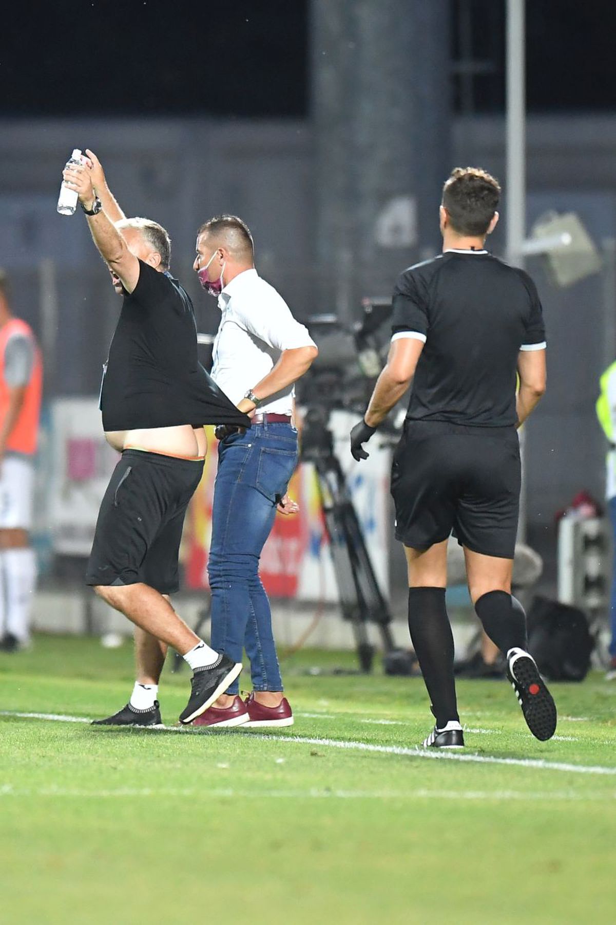 ASTRA - CFR CLUJ. FOTO Ține-l, dacă poți! Placajul care l-a lăsat în fundul gol pe Dan Petrescu :D