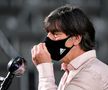 Joachim Low poartă masca inclusiv la interviurile de după meciuri FOTO Reuters