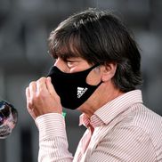 Joachim Low poartă masca inclusiv la interviurile de după meciuri FOTO Reuters