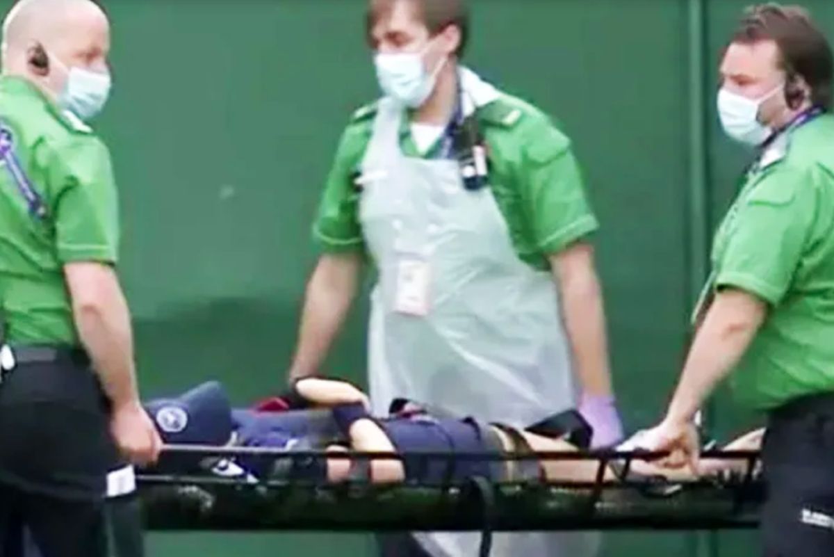 Alt incident teribil la Wimbledon: scos de pe teren pe targă!