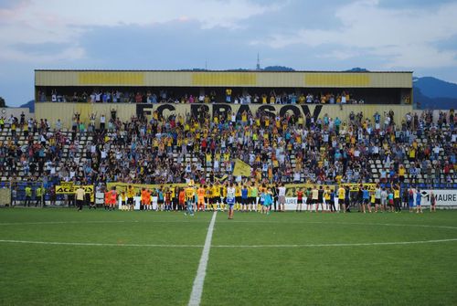 FC Brașov a reapărut în locul Coronei care promovase din ”C”. Clubul va avea un buget mare în următorul sezon, 1,5 milioane de euro, dar e prins într-o dispută între interese locale și foști mari fotbaliști.