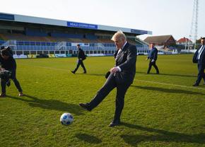 Boris Johnson, propunere contestată pentru stadioanele din Anglia, într-o zi cu peste 27.000 de noi cazuri de Covid-19