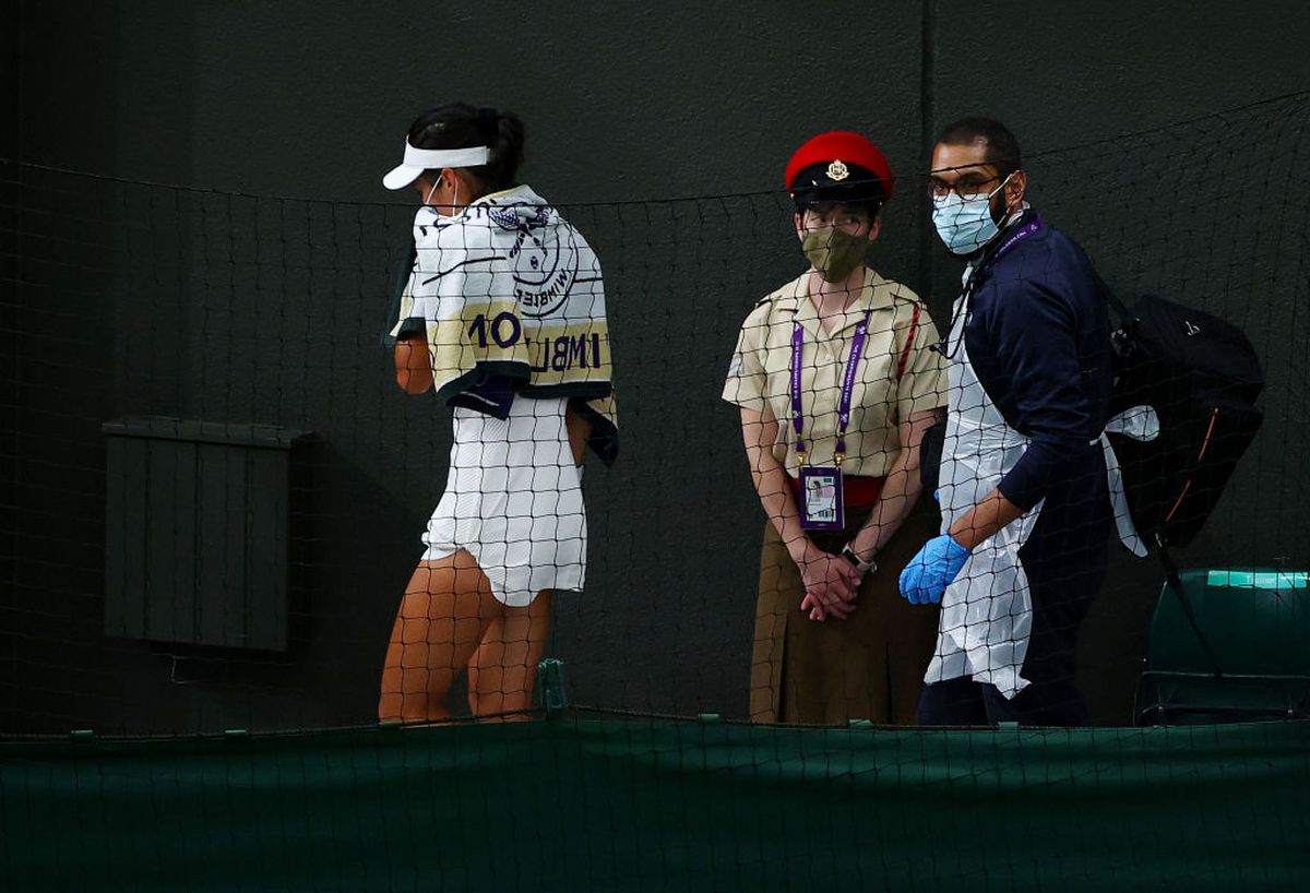 Emma Răducanu, abandon în optimi la Wimbledon » A cerut time-out medical și nu a mai revenit de la vestiare