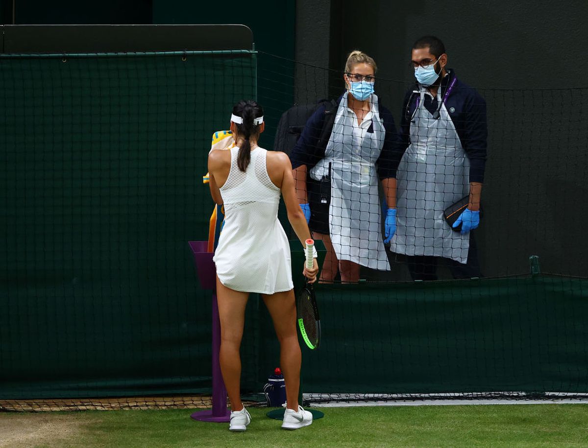 Emma Răducanu, abandon în optimi la Wimbledon » A cerut time-out medical și nu a mai revenit de la vestiare