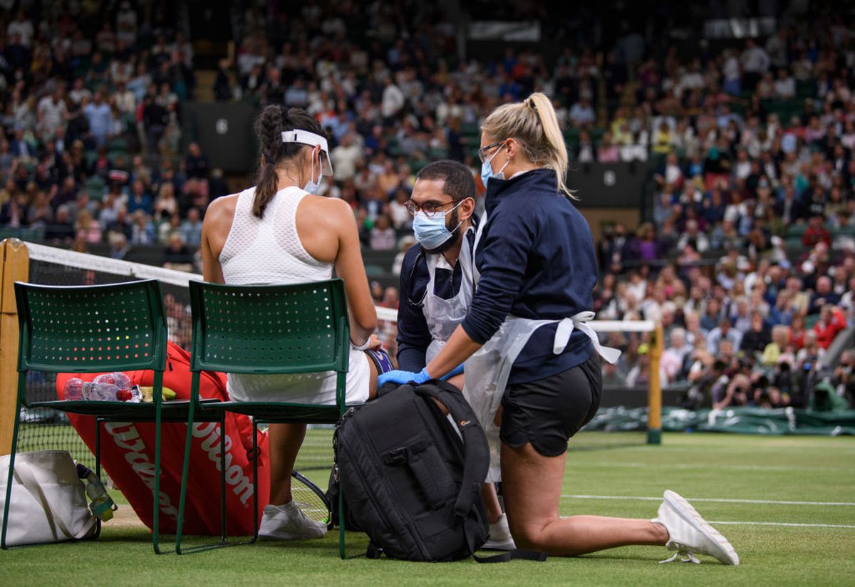 Emma Răducanu, abandon în optimi la Wimbledon » A cerut time-out medical și nu a mai revenit de la vestiare