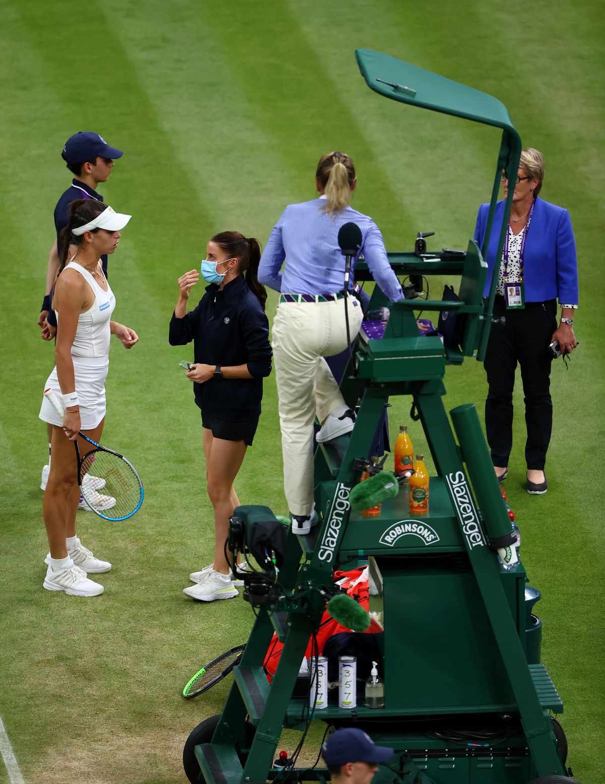 Emma Răducanu, abandon în optimi la Wimbledon » A cerut time-out medical și nu a mai revenit de la vestiare
