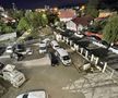 Mașinile se parchează și în parcare, și pe străzile lăturalnice
FOTO Iosif Popescu